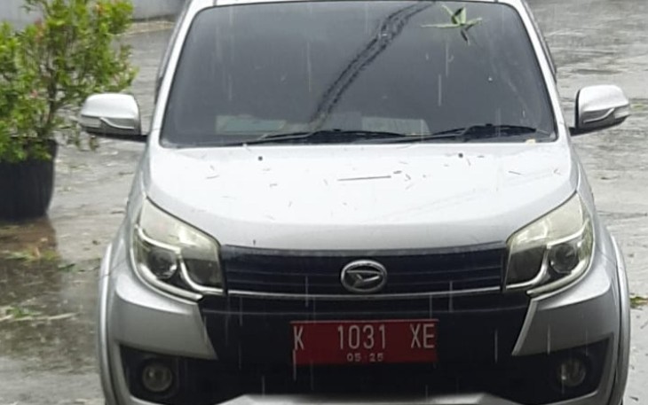 Mobil dinas Camat Kedungtuban yang sudah diganti dengan plat merah setelah ditegur kabid disiplin BKD Blora.