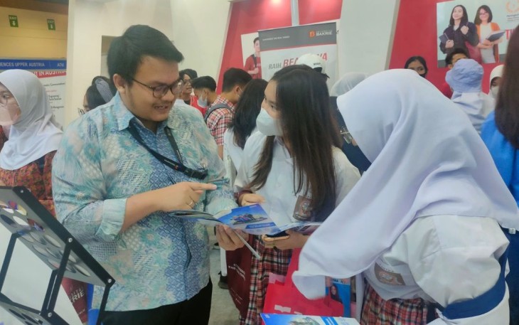Suasana di Stan Universitas Pertamina pada Pameran IIETE 2023