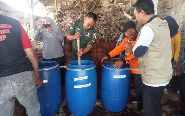 Pembuatan pupuk kompos di wilayah desa binaan 