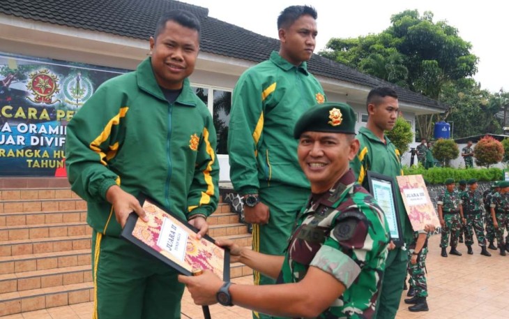 Danmenarmed 2 Kostrad Kolonel Arm Joko Setiyo Kurniawan saat memberikan apresiasi prajurit berprestasi 