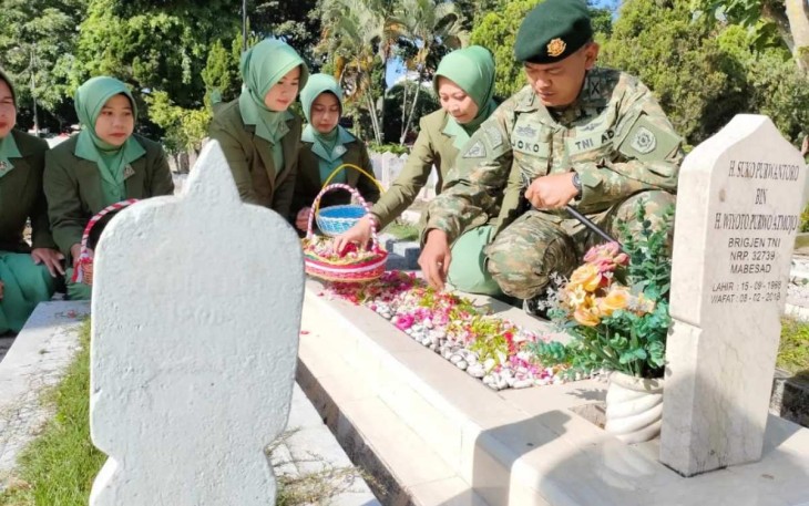 Danmenarmed 2 Kostrad Kolonel Arm Joko Setiyo Kurniawan saat ziarah dan tabur bunga