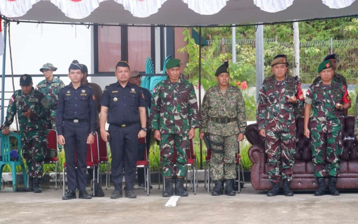 Dansatgas Yonif 645/Gty Letkol Inf Hudallah saat menghadiri upacara Patroli Terkoordinasi 