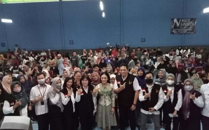 Direktorat Cegah Tangkal BPOM RI bersama Mitra Kerja Komisi IX DPR RI Dapil Jawa Timur V Kota Batu, Kota Malang dan Kabupaten Malang Kris Dayanti, dan masyarakat Kedung Kandang saat sesi foto bersama