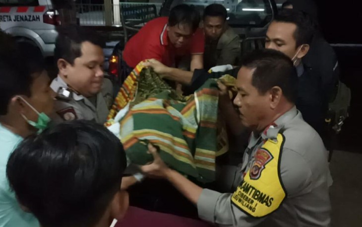 Anggota Polsek Leuwiliang saat evakuasi jenazah tergantung di kontrakan
