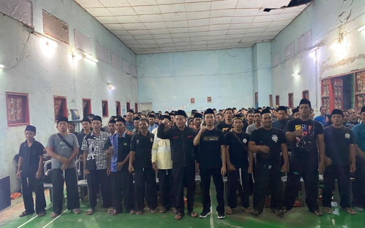 Anggota PSHT Bojonegoro saat berada di GOR Kecamatan Purwosari Bojonegoro.