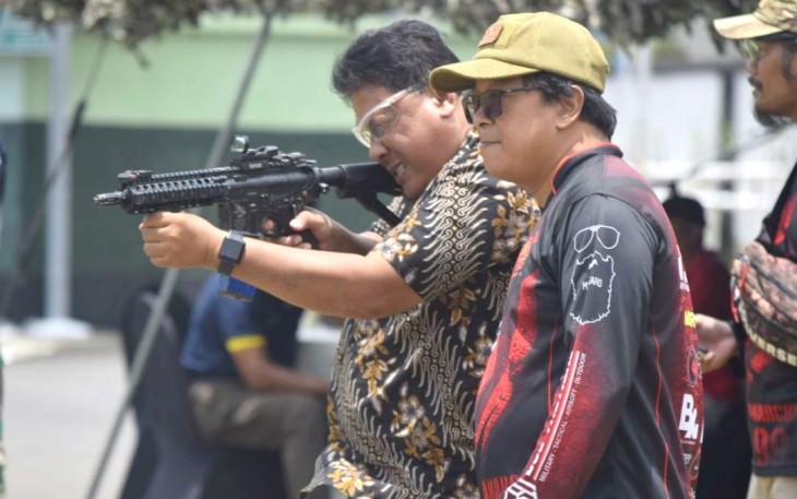 Latihan menembak Yonarmed 11 Kostrad 