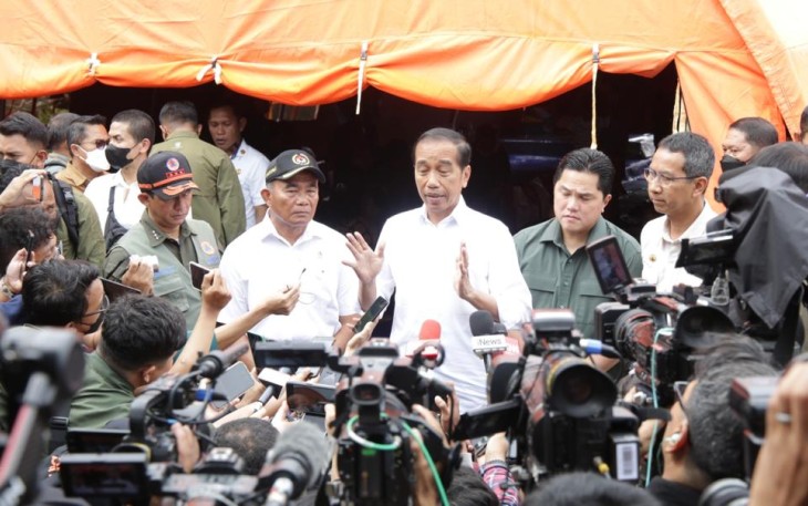 Presiden Joko Widodo (tengah) didampingi Kepala BNPB Letjen TNI Suharyanto (kiri), Menko PMK Muhadjir Effendy (dua kiri), Menteri BUMN Erick Thohir (dua kanan) dan Pj.Gubernur DKI Jakarta Heru Budi Hartono (kanan) menyampaikan keterangan pers usai meninjau lokasi dan pengungsian warga terdampak peristiwa kebakaran Depo Pertamina Plumpang, Jakarta Utara, Kamis (5/4).
