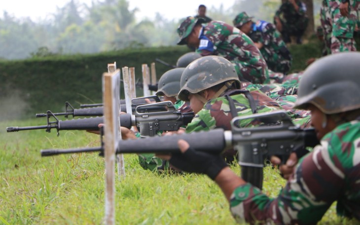 Latihan menembak prajurit Kodim 0104/Atim