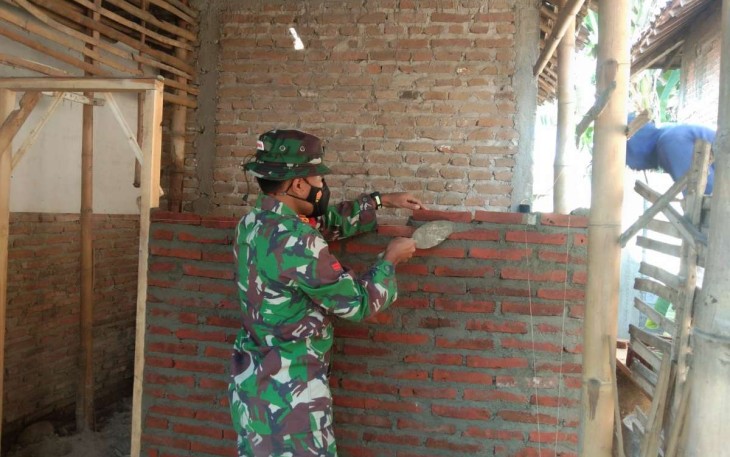Bangun rumah warga desa binaan 