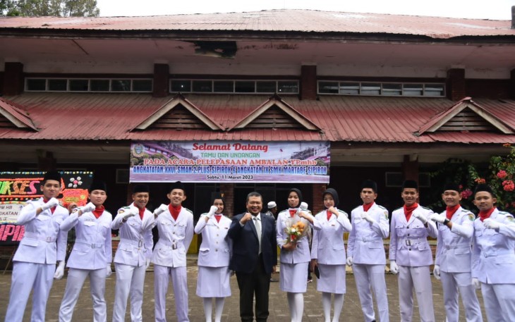 Bupati Dolly Pasaribu pada pelepasan ambalan angkatan 26 untuk SMA Negeri 2 Plus Sipirok dan Angkatan 9 SMK Martabe Sipirok pada Sabtu (11/3) di Gedung Serbaguna SMAN 2 Plus Sipirok.