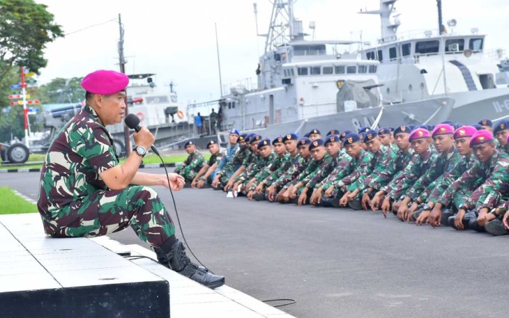 Danlantamal VI Makassar Brigjen TNI (Mar) Amir Kasman saat memberikan pengarahan 