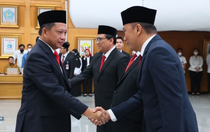 Mendagri Tito Karnavian memberikan ucapan selamat Arif Fakrulloh atas jabatan yang baru, Rabu (15/3) 
