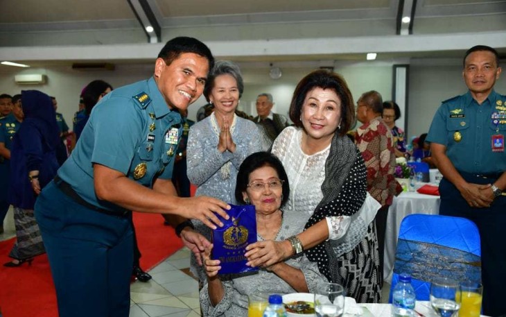 Kasal Laksamana TNI Muhammad Ali bersama Warakawuri 