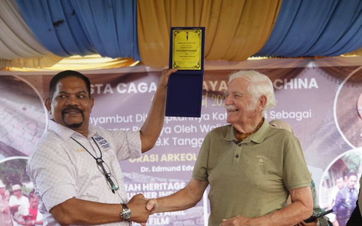 Rahudman saat meraih anugerah Tokoh Peduli Heritage