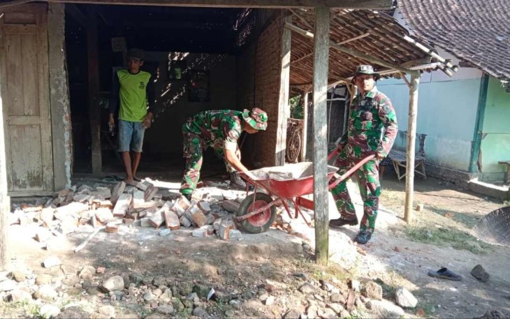Rehab rumah warga desa binaan