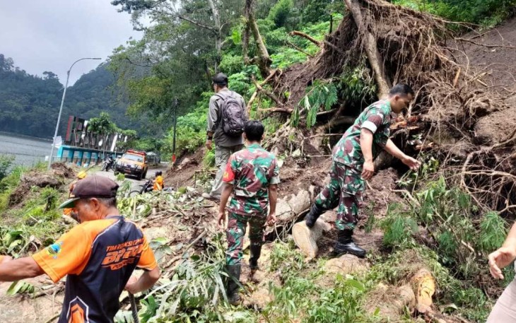 Kerja bakti bersama warga binaan