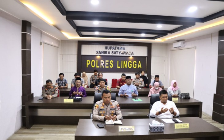 Kapolres Lingga Bersama Stakeholder saat Ikuti Vicon Divisi Humas Polri Jelang Mudik Lebaran 2023