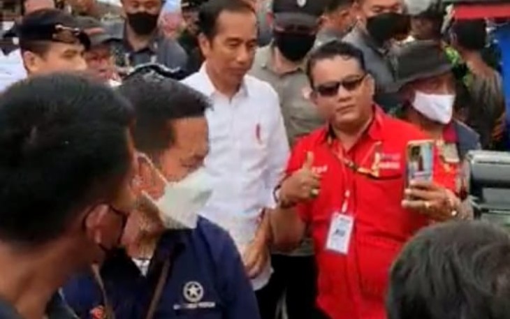 Presiden Jokowi foto bersama masyarakat di pasar Tramo Maros Sulsel