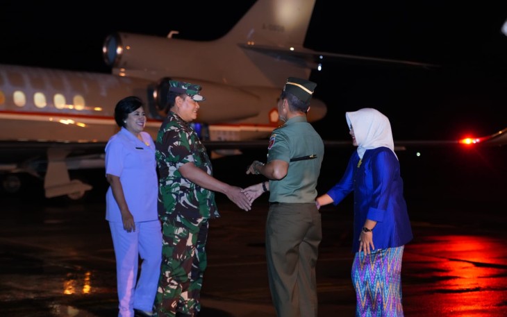 Pangdam XIV Hasanuddin Mayjen TNI Dr Totok Imam Santoso saat menyambut kedatangan Panglima TNI Laksamana Yudo Margono 