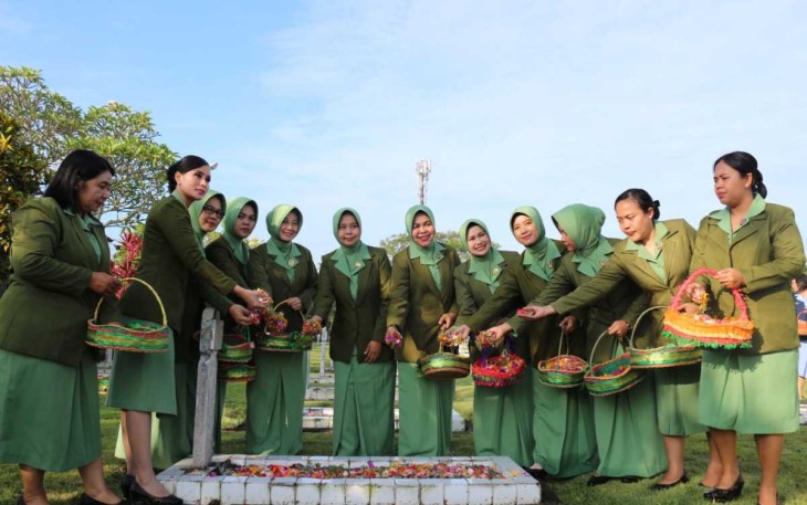 Ziarah dan Tabur Bunga Persit KCK Koorcab Rem 163 PD IX/Udayana