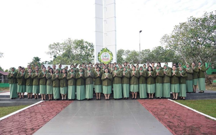 Ziarah dan Tabur Bunga Persit KCK PD XVIII/Kasuari 