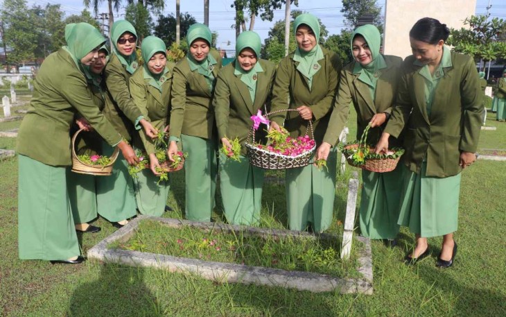 Ziarah dan Tabur Bunga Persit KCK Cabang XXI Kodim Tulungagung