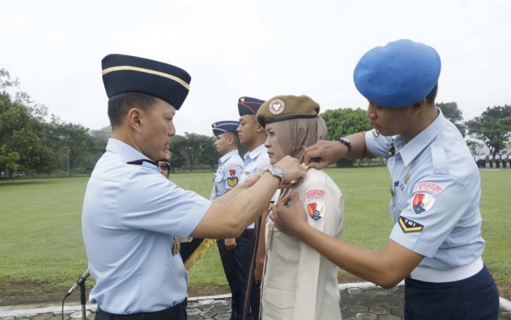 Danlanud Iswahjudi Marsekal Pertama TNI Irwan Pramuda saat menyematkan kenaikan pangkat personelnya