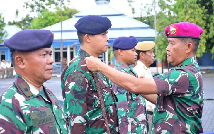 Danlantamal VI Makassar Brigjen TNI (Mar) Amir Kasman saat menyematkan kenaikan pangkat prajuritnya 