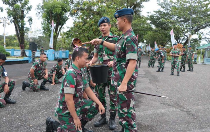 Danlanud Sutan Sjahrir Kol Nav Saeful Rakhmat saat tradisi penyiraman air kembang prajuritnya naik pangkat, Senin (3/4)