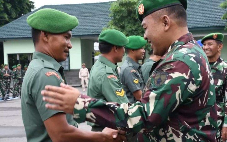 Kasrem 081/DSJ Letkol Inf Yuli Eko Purwanto memberikan ucapan selamat kenaikan pangkat prajuritnya 