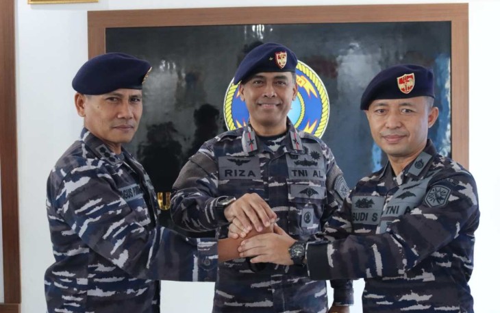 Danguspurla Koarmada III Laksma TNI Mochammad Riza foto bersama usai melantik Aslog Guspurla Koarmada III di Mako Guspurla III, Tawiri, Ambon