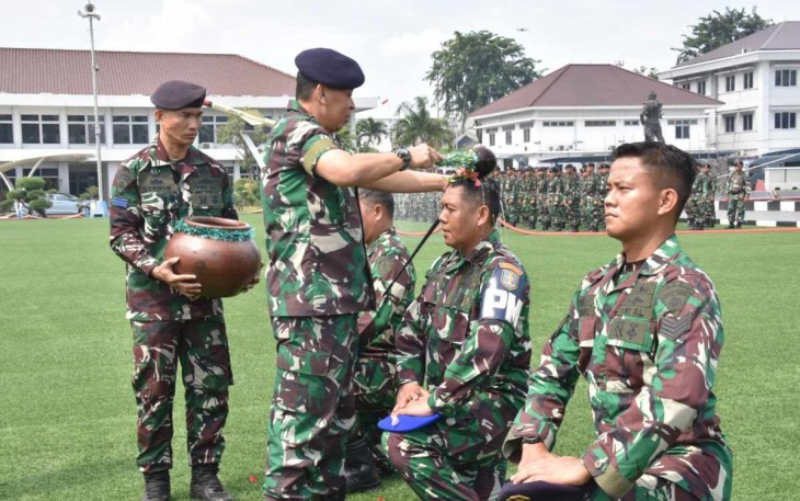 Tradisi kenaikan pangkat prajurit Kolinlamil 
