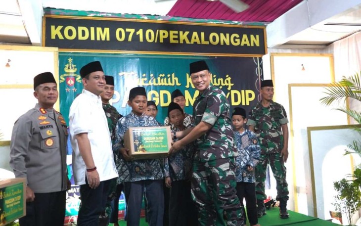 Danrem 071/Wijayakusuma Kolonel Inf. Yudha Airlangga saat memberikan santunan 