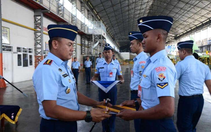 Danskatek 042 Letkol Tek Andi Sukmawan Wira Atmaja saat menyerahkan piagam siswa terbaik