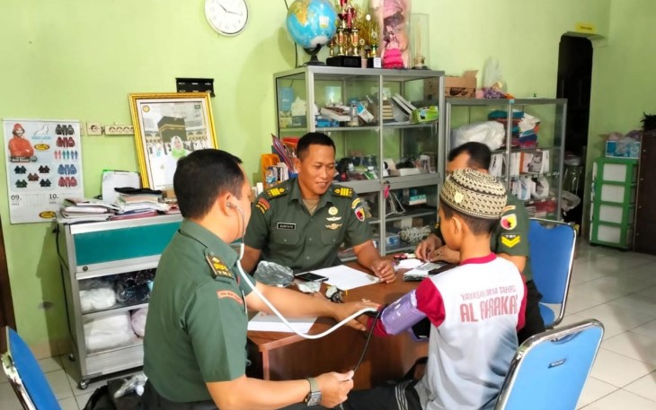 Pemeriksaan kesehatan santri