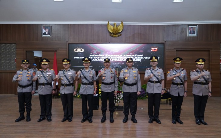 Kapolda Jabar Irjen Pol Dr Akhmad Wiyagus foto bersama usai sertijab 
