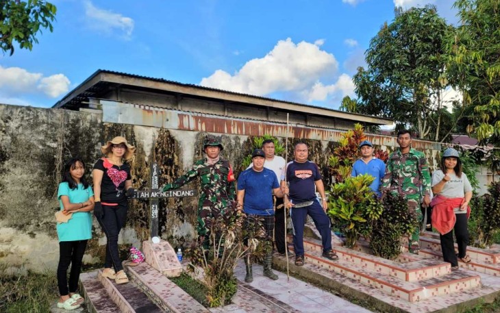 Pembersihan makam di perbatasan 