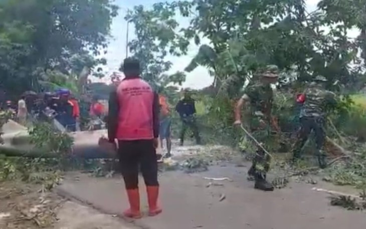Pembersihan lingkungan wilayah desa binaan 