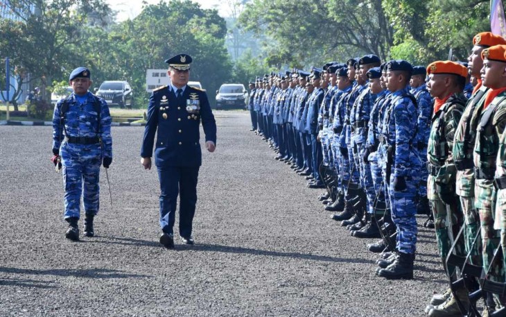 Upacara HUT TNI AU ke 77 di pangkalan udara Sulaiman Margahayu Bandung, Minggu (9/4)