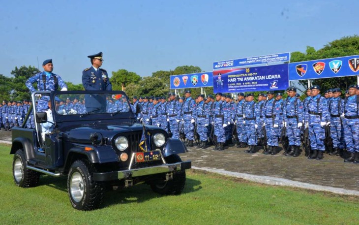 Kadisops Lanud Iswahjudi Kolonel Inf Pnb Reza Muryaji saat inspeksi pasukan dalam upacara HUT ke-77 TNI AU, Minggu (9/4)