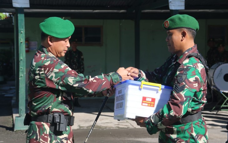 Dandim 0803/Madiun Letkol Inf Meina Helmi saat memberikan bingkisan lebaran 