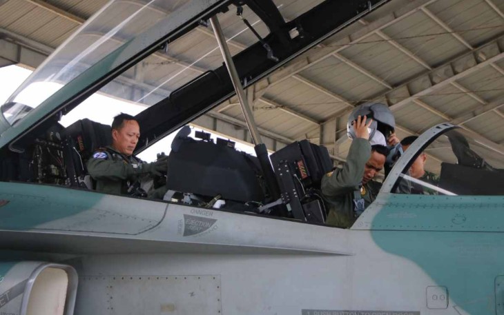 Danlanud Iswahjudi Marsekal Pertama TNI Irwan Pramuda (bangku ke dua pesawat) saat tiba di home base, Senin (10/4)