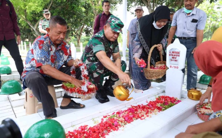 Kasad Jenderal TNI Dudung Abdurachman saat ziarah dan tabur bunga