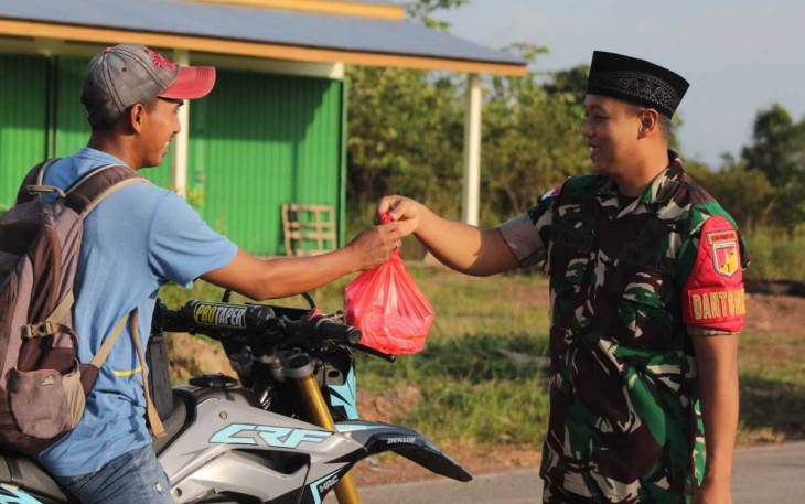 Berbagi Takjil Bulan Suci Ramadhan di perbatasan 