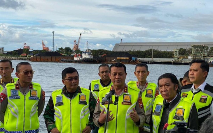 Kapolda Banten Irjen Pol Prof Dr Rudy Heriyanto saat memberikan keterangan pers di pelabuhan Ciwandan 
