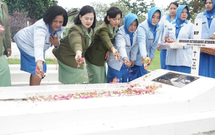 Ziarah dan tabur bunga 