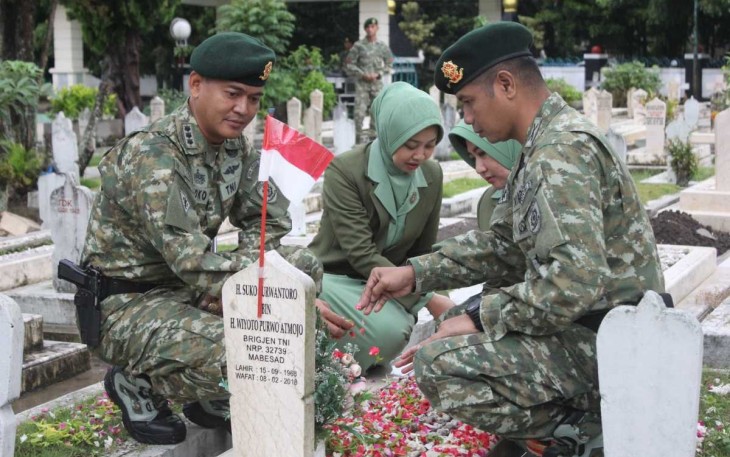 Danmenarmed 2 Kostrad Kolonel Arm Joko Setiyo Kurniawan saat ziarah dan tabur bunga