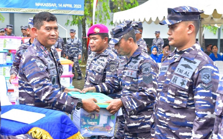 Danlantamal VI Makassar Brigjen TNI (Mar) Amir Kasman saat memberikan bingkisan lebaran 