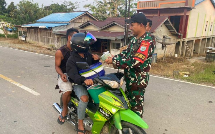 Bagikan takjil gratis di perbatasan 