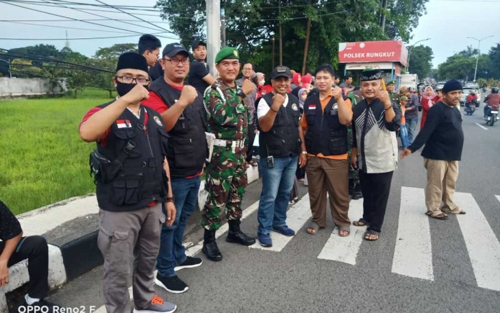 Pembagian takjil gratis di Surabaya 